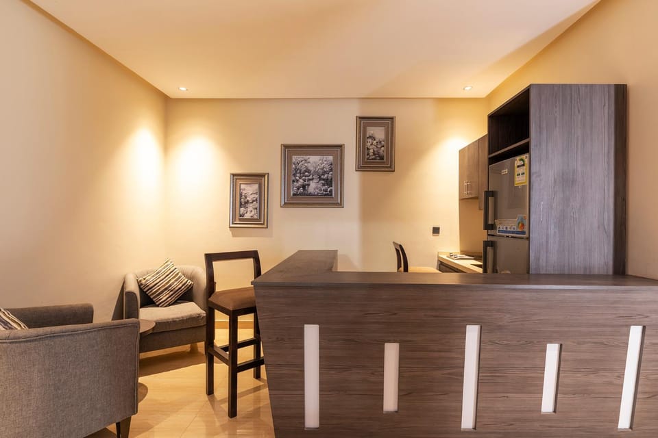 Coffee/tea facilities, Kitchen or kitchenette, Dining area