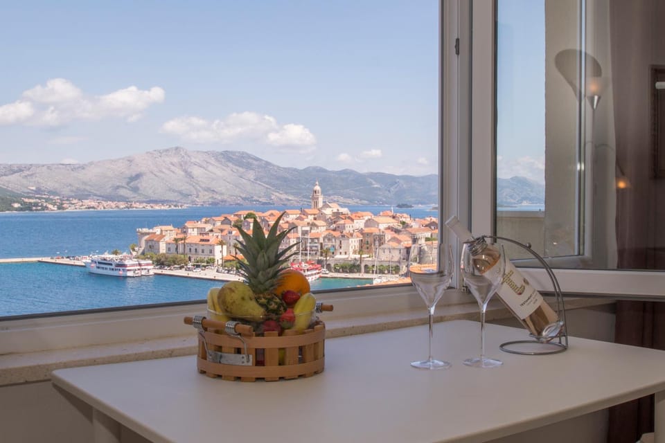 Mountain view, Sea view