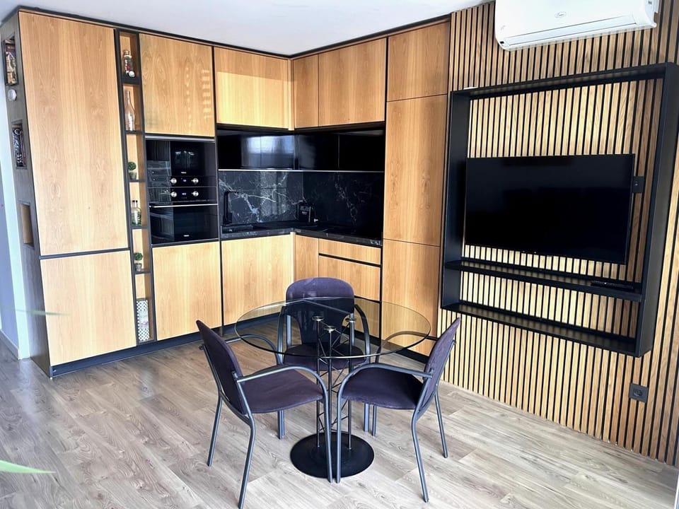 TV and multimedia, Kitchen or kitchenette, Living room, oven, stove, wardrobe