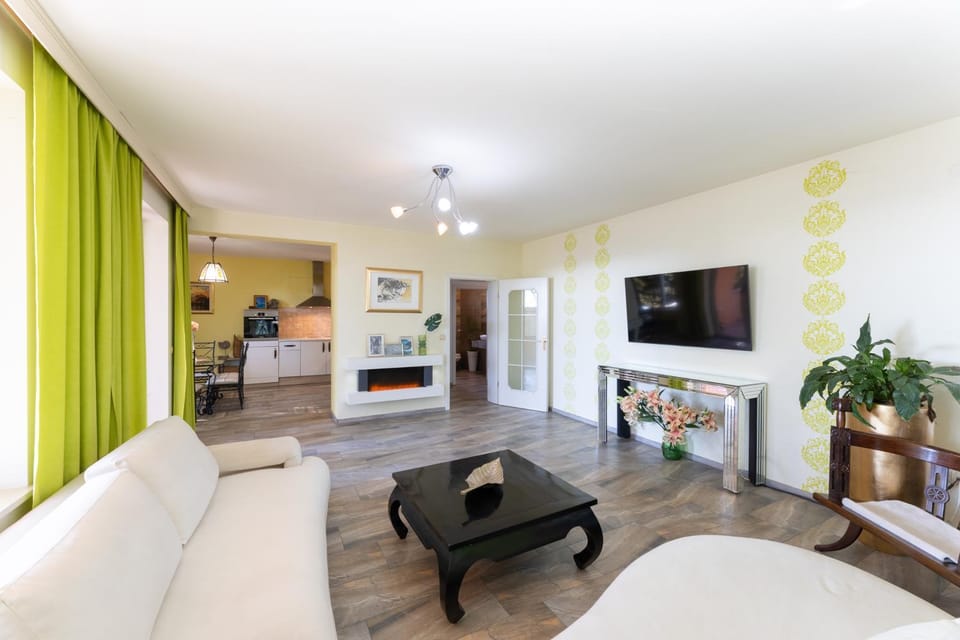 TV and multimedia, Kitchen or kitchenette, Living room