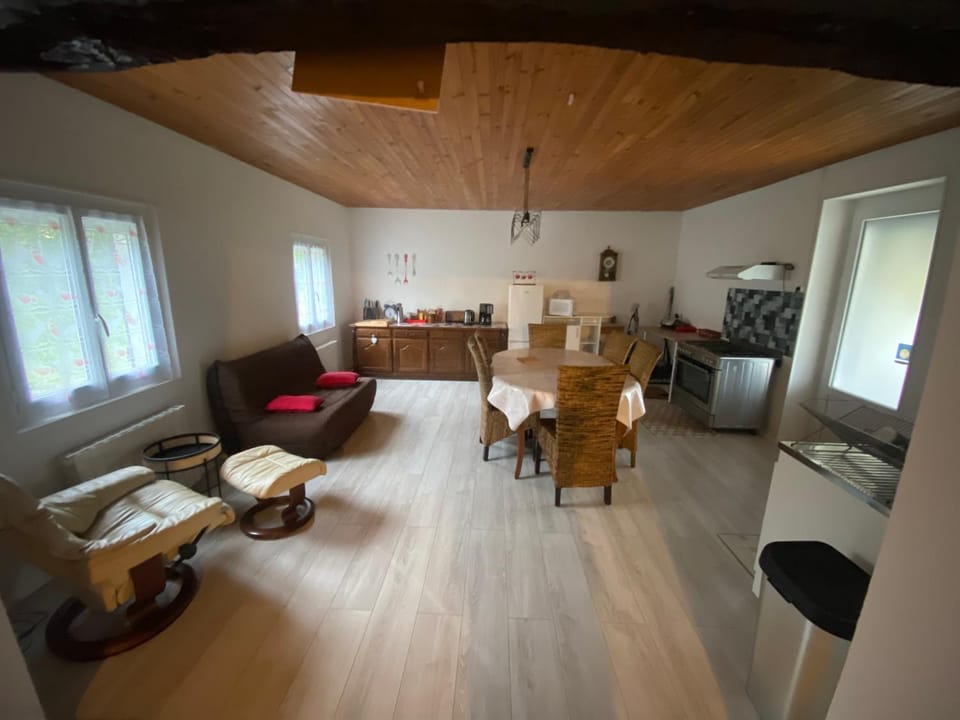Coffee/tea facilities, Dining area, oven, stove