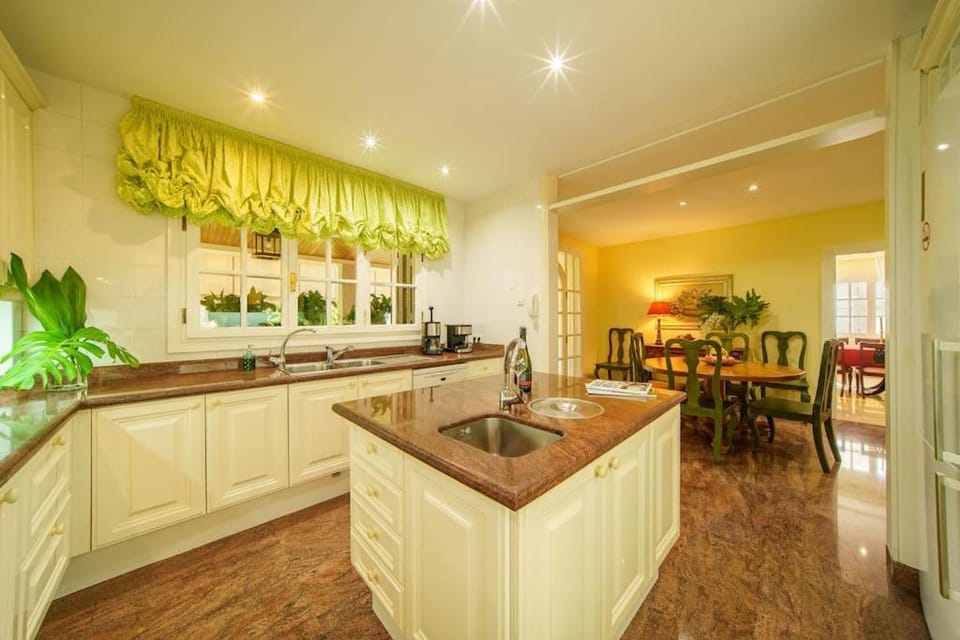 Kitchen or kitchenette, Dining area