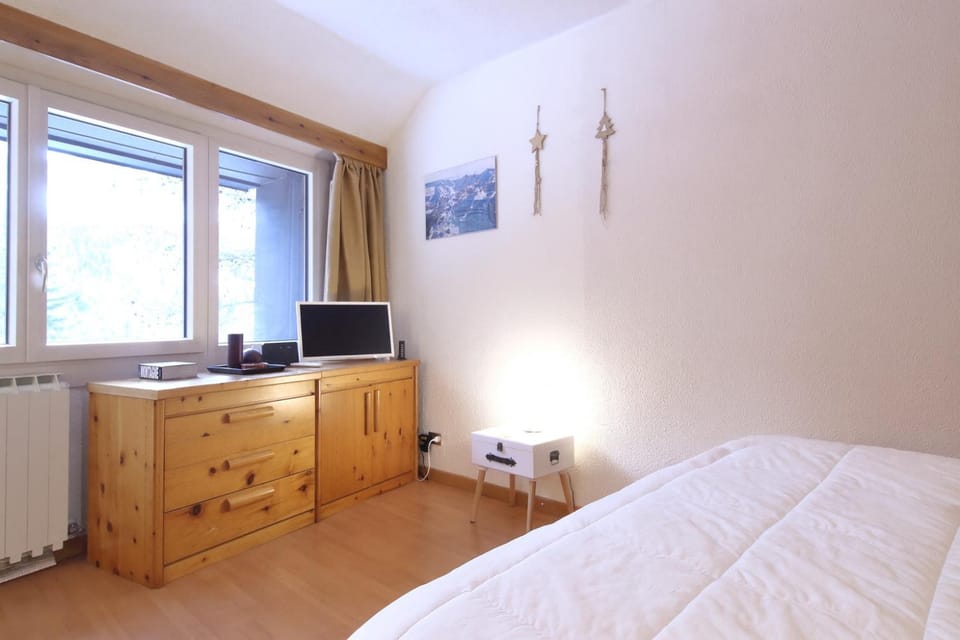 Bed, TV and multimedia, View (from property/room), Mountain view