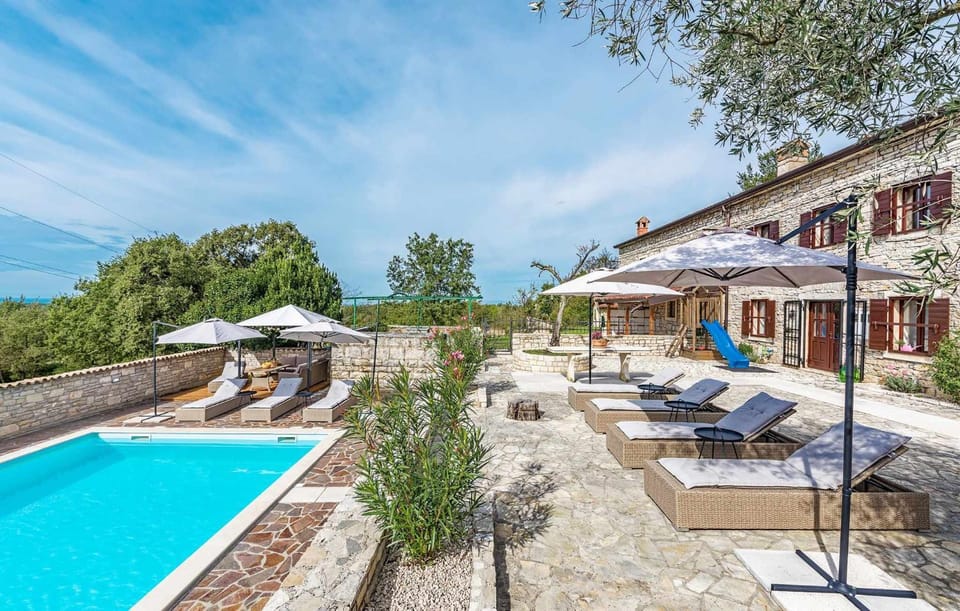 Property building, Balcony/Terrace, Swimming pool