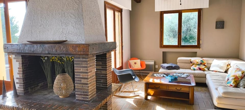 Large friendly and bright villa with pool House in French Riviera