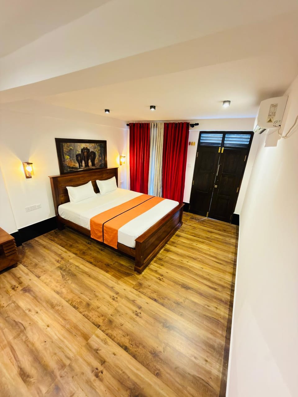 Bed, TV and multimedia, Photo of the whole room, Bedroom