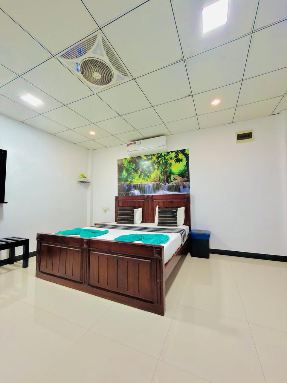 Lake Front Yala Safari Bed and Breakfast in Southern Province