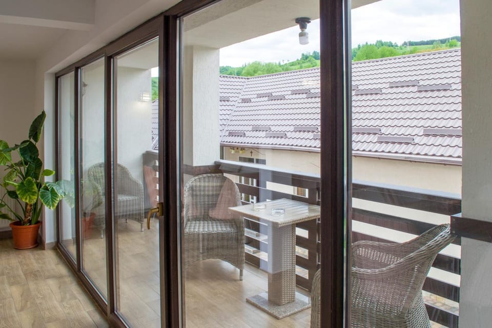 Restaurant/places to eat, Balcony/Terrace, Evening entertainment
