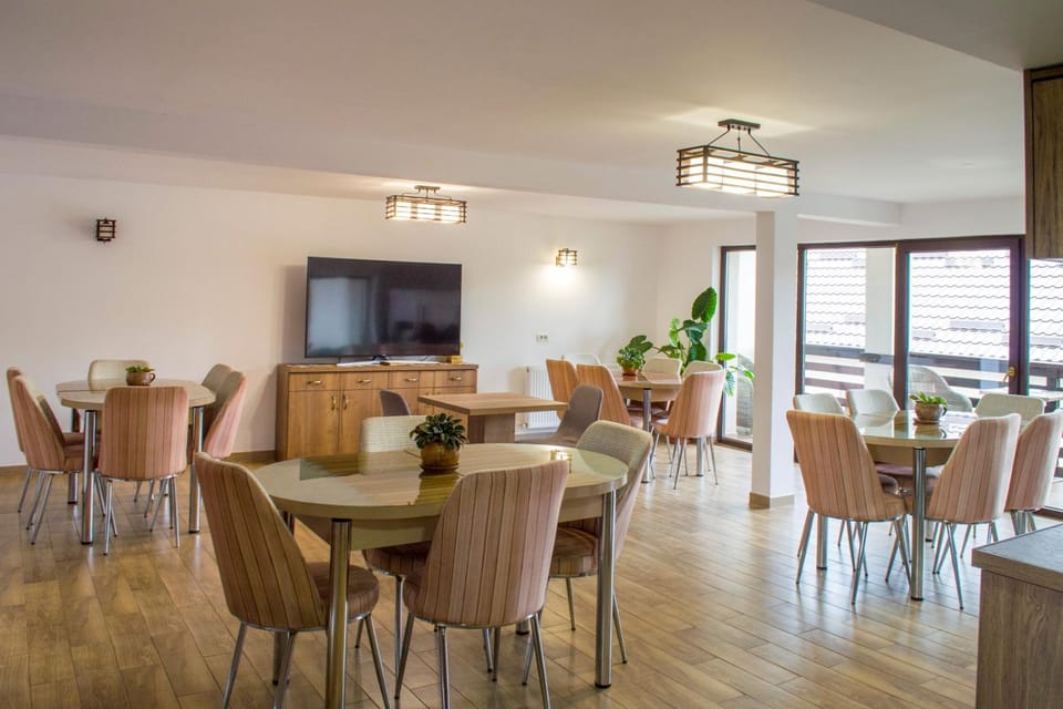 Restaurant/places to eat, Balcony/Terrace, Banquet/Function facilities, Communal kitchen