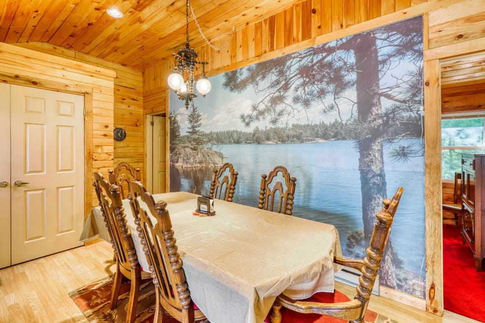 Family Oriented Cottage House in Lake George