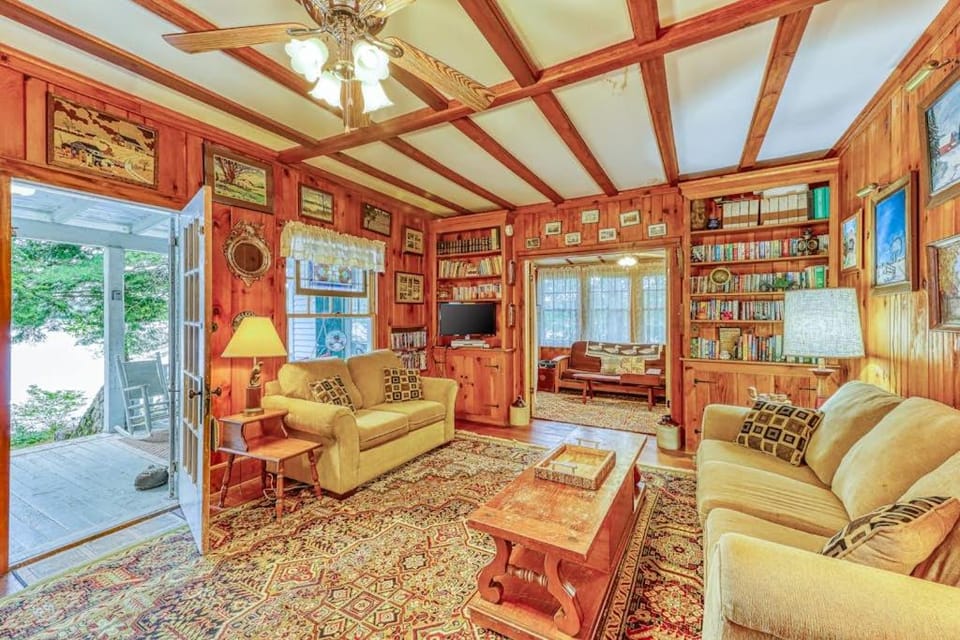 Hunerburg White House House in Hudson Valley