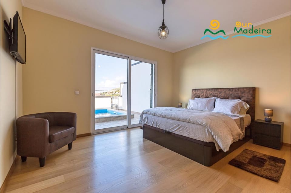 Bed, TV and multimedia, Bedroom