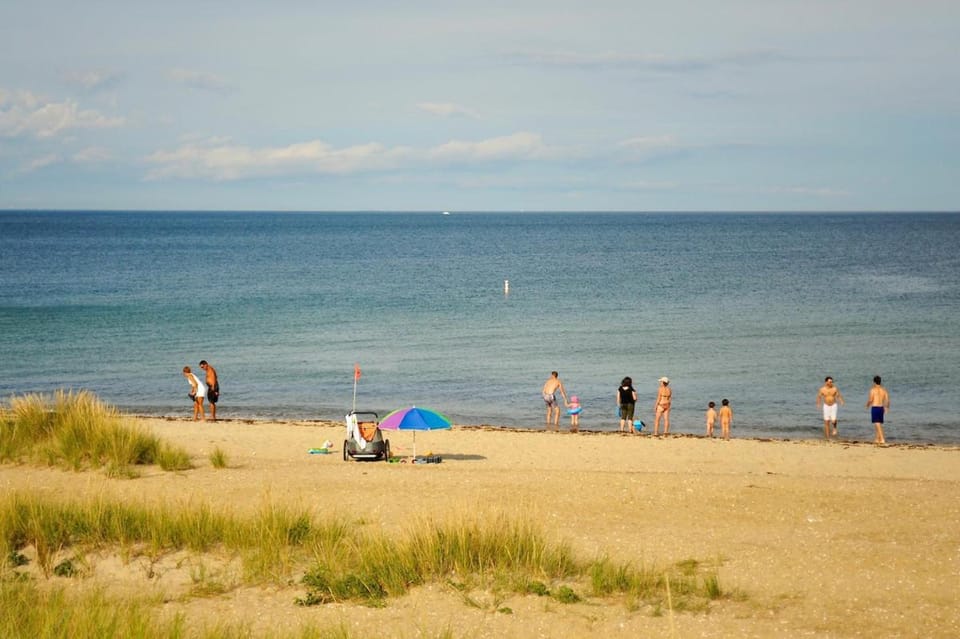 Neighbourhood, Beach
