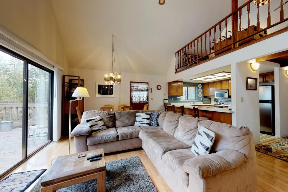 Cozy Chalet (15-013) House in Groveland