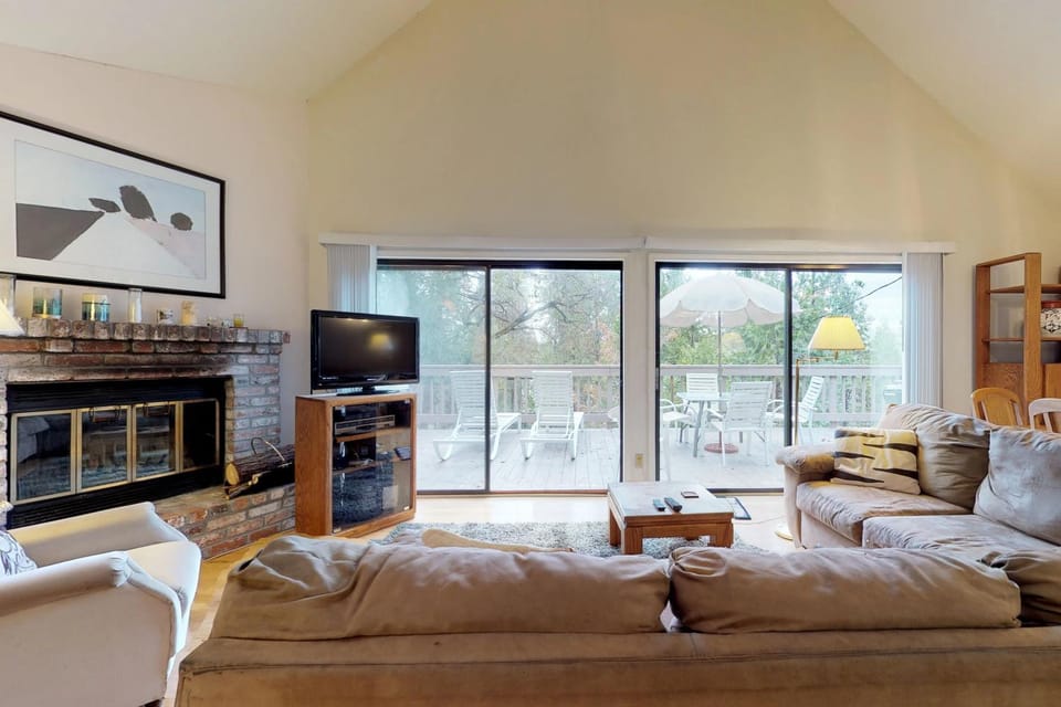 Cozy Chalet (15-013) House in Groveland