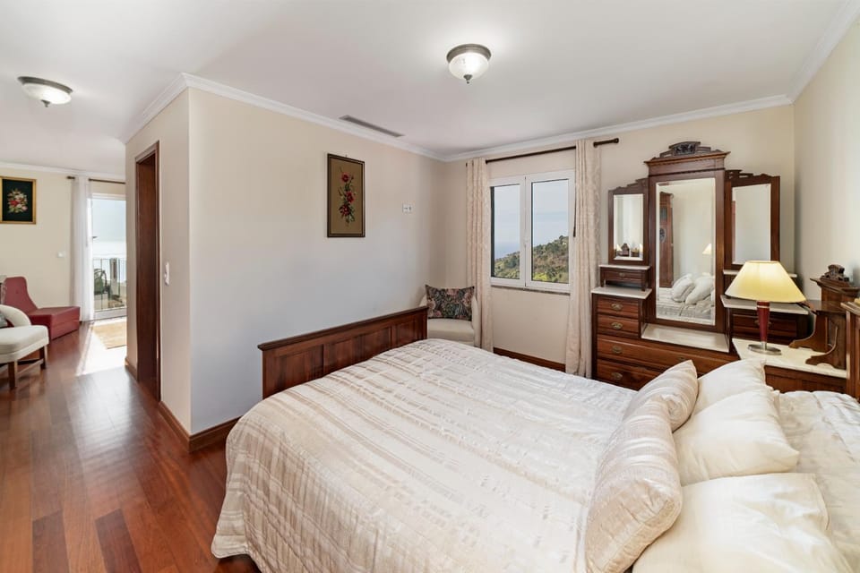 Bed, Photo of the whole room, Seating area, Bedroom