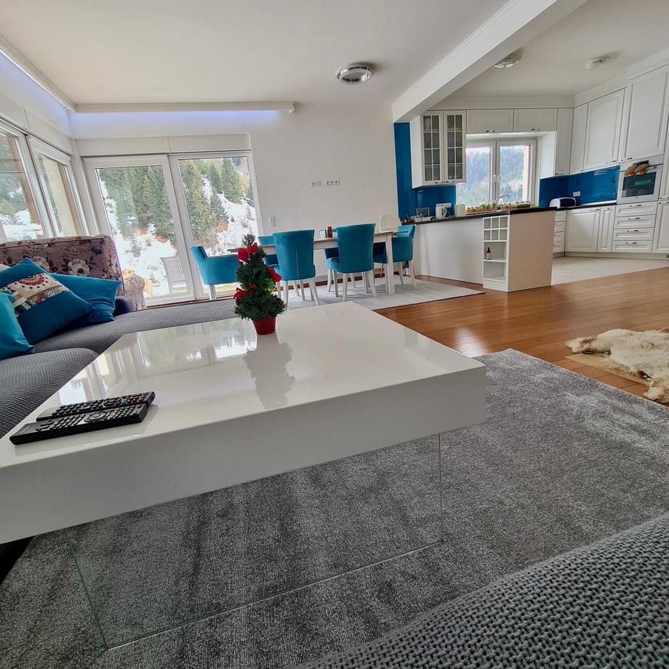 Kitchen or kitchenette, Living room, Seating area, Dining area