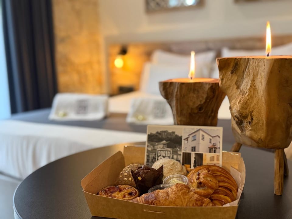 Bed, Food and drinks, Photo of the whole room, Bedroom, Food