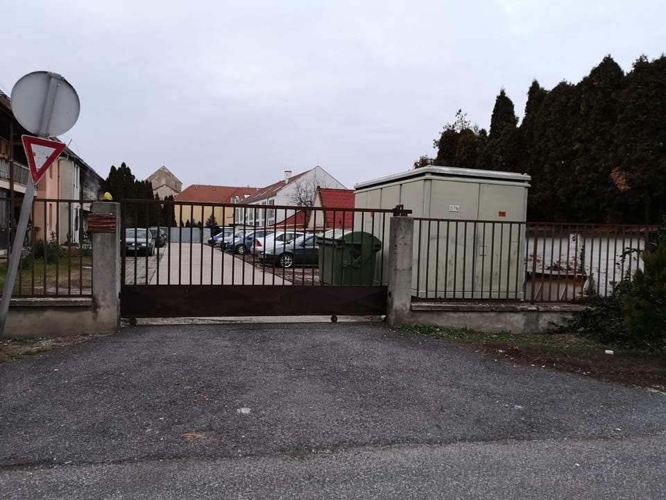 Property building, Neighbourhood