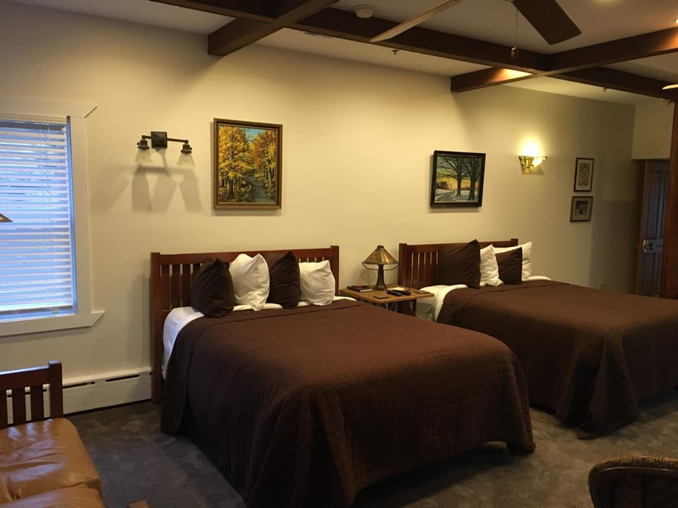 Lake Pointe Inn Bed and Breakfast in McHenry