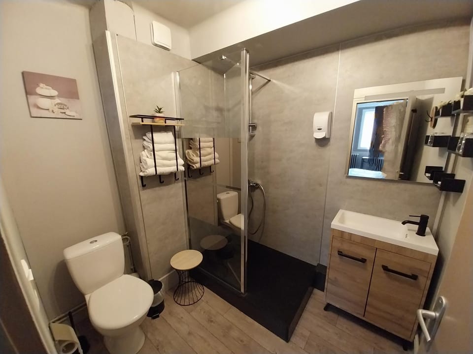 Toilet, Property building, Bathroom, towels