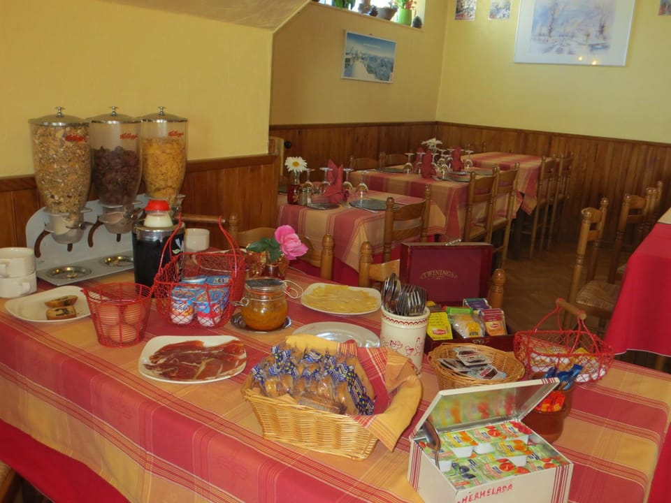 Restaurant/places to eat, Food and drinks, Food, Breakfast, Continental breakfast, Buffet breakfast, Lunch