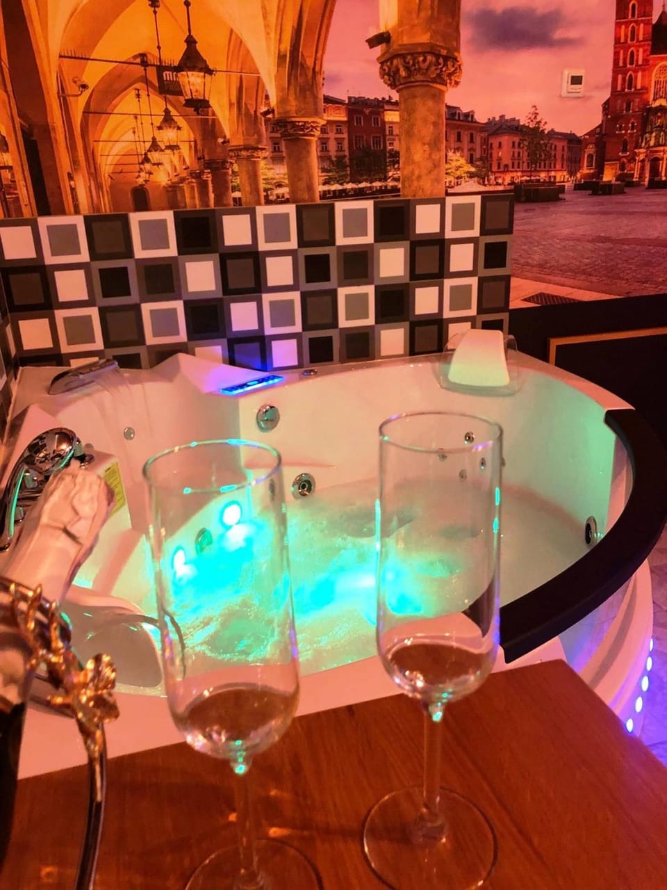 UNDERGROUND Jacuzzi Rooms Bed and Breakfast in Krakow