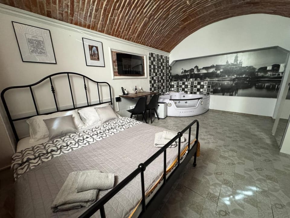 UNDERGROUND Jacuzzi Rooms Bed and Breakfast in Krakow