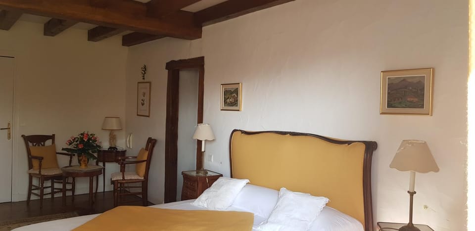 Bed, Photo of the whole room, Seating area, Bedroom