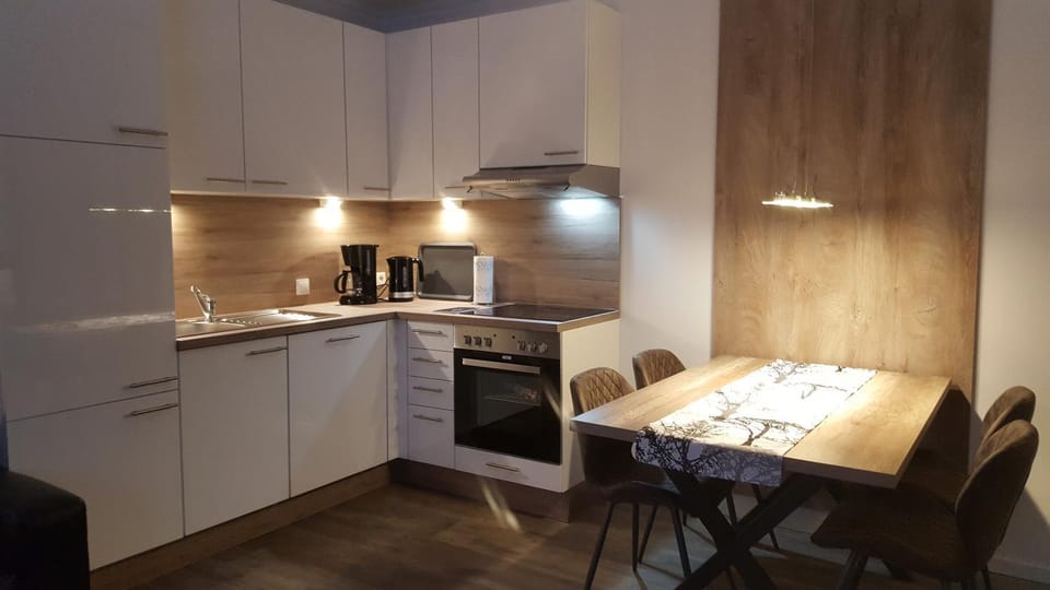Kitchen or kitchenette, Photo of the whole room, Decorative detail, Dining area
