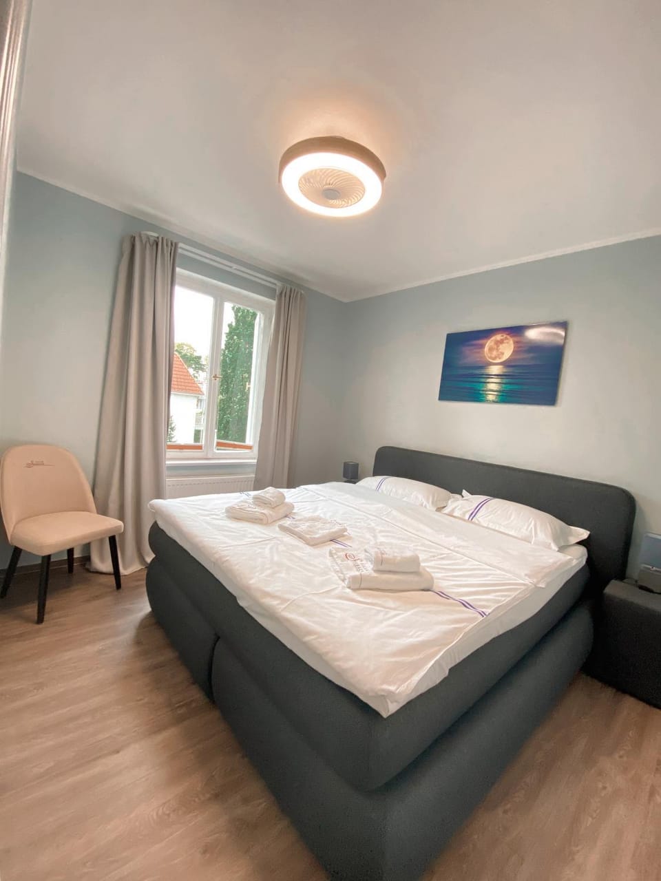 Bed, Bedroom, towels