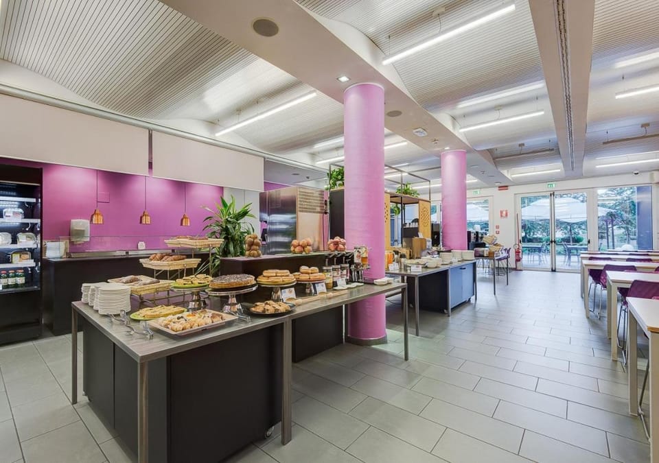 Restaurant/places to eat, Breakfast, Buffet breakfast