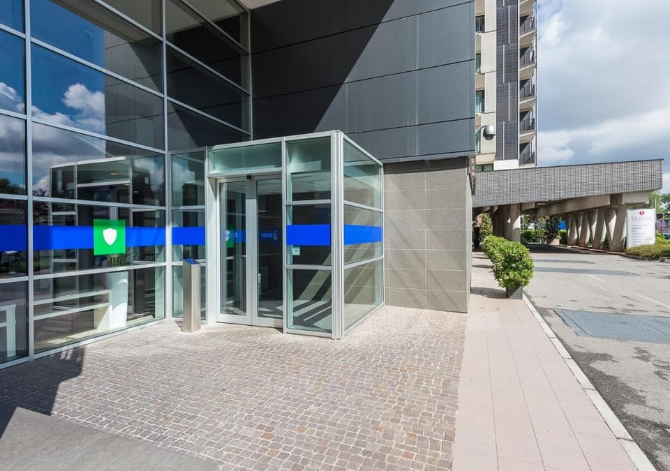 Property building, Nearby landmark, Facade/entrance, Neighbourhood, Shopping Area