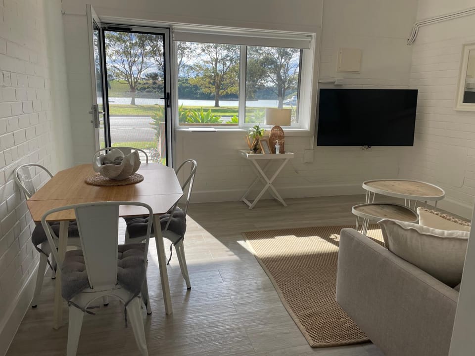 TV and multimedia, Living room, Seating area, Lake view