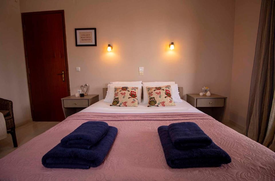 Photo of the whole room, Bedroom, towels