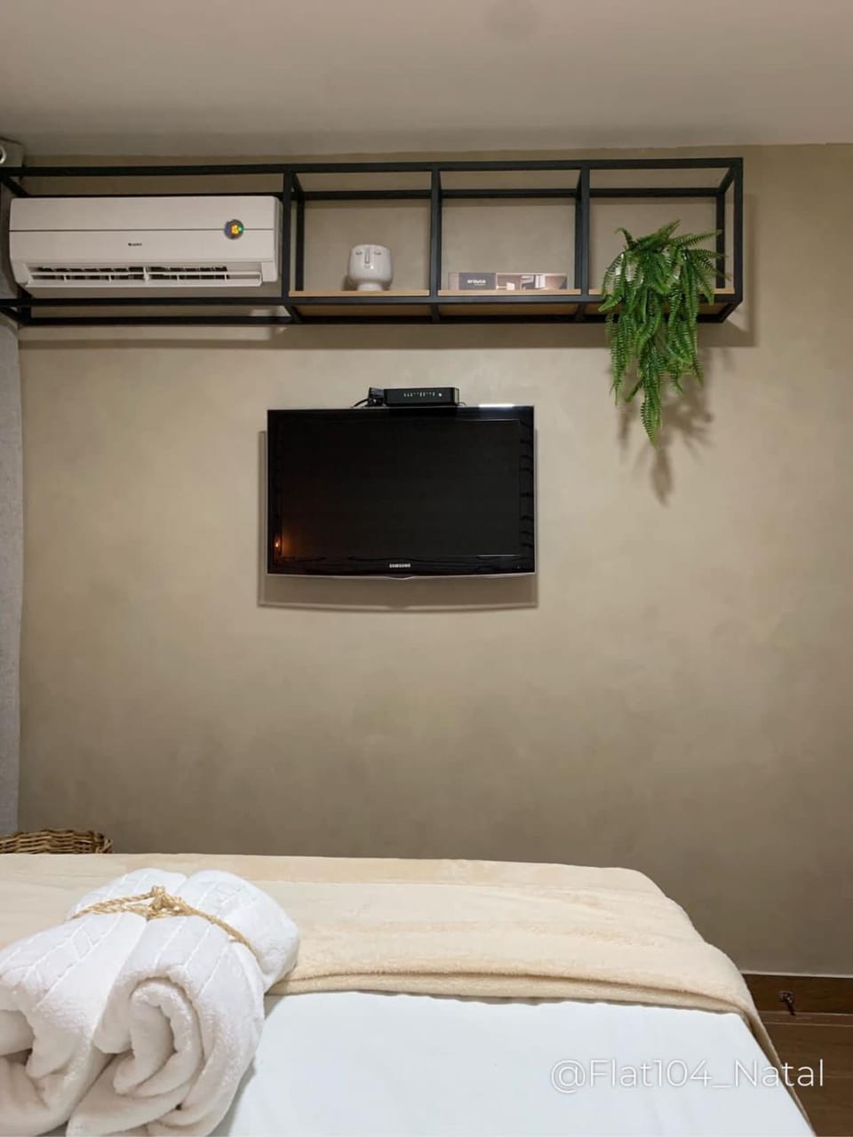 Bed, TV and multimedia, Bedroom