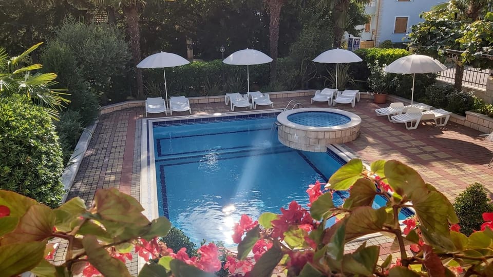 Spring, Day, Garden, Swimming pool