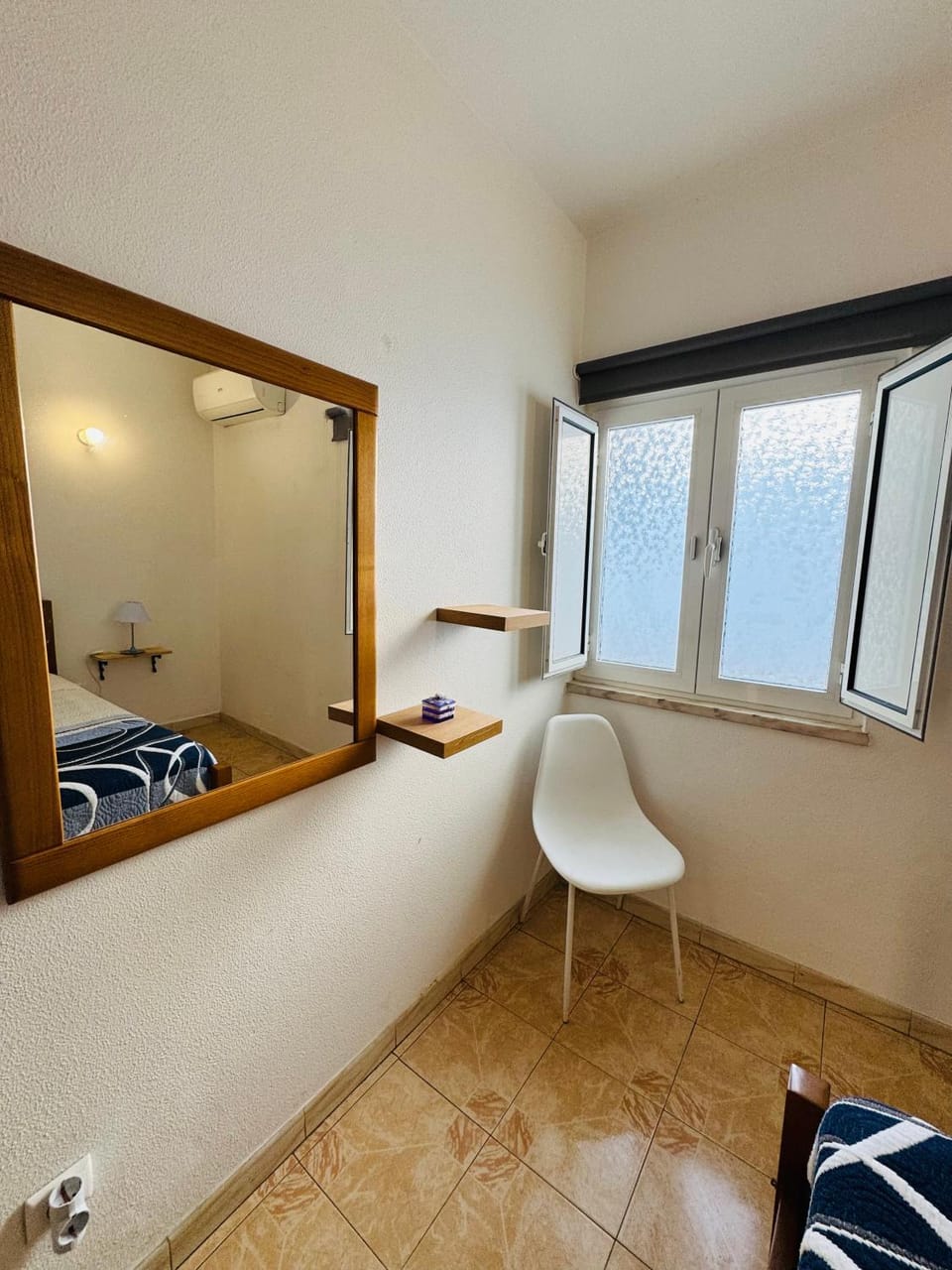 Photo of the whole room, Bedroom