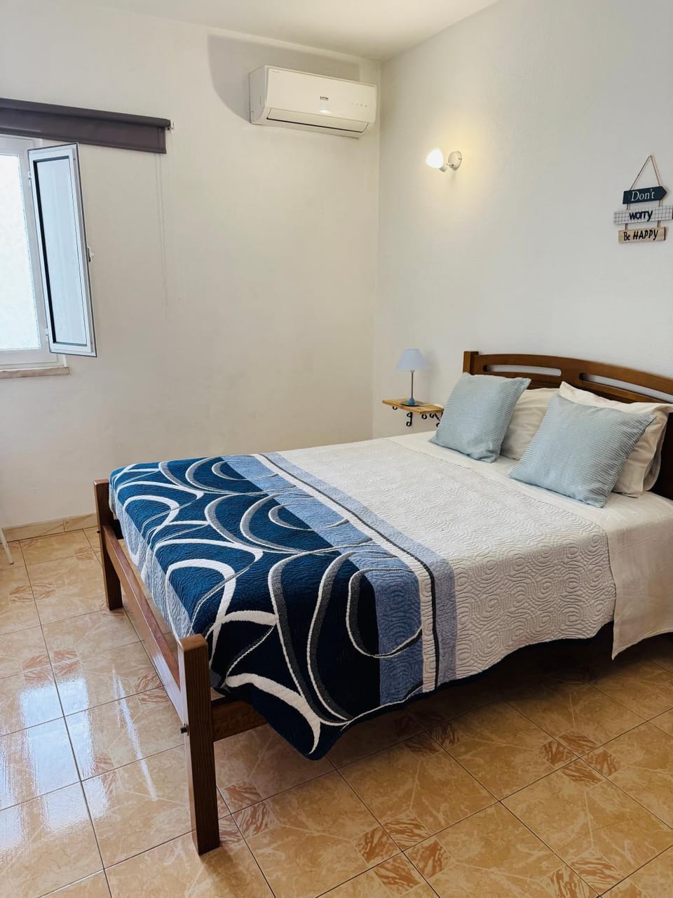Bed, Photo of the whole room, Bedroom, air conditioner
