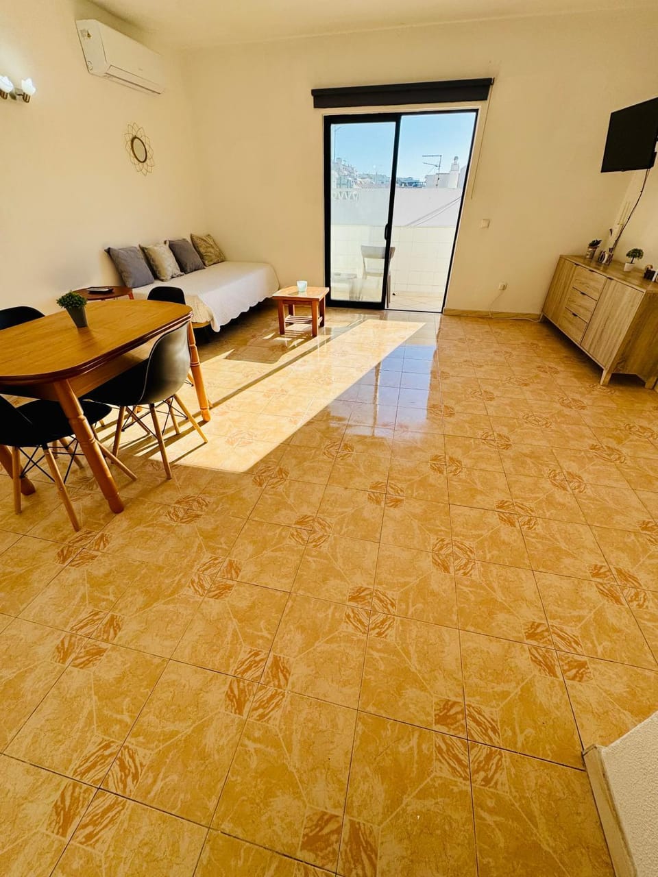 TV and multimedia, Living room, Seating area, Dining area, air conditioner