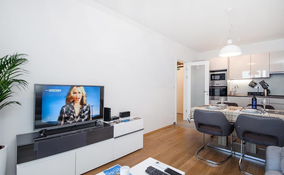 Communal lounge/ TV room, Kitchen or kitchenette, Evening entertainment