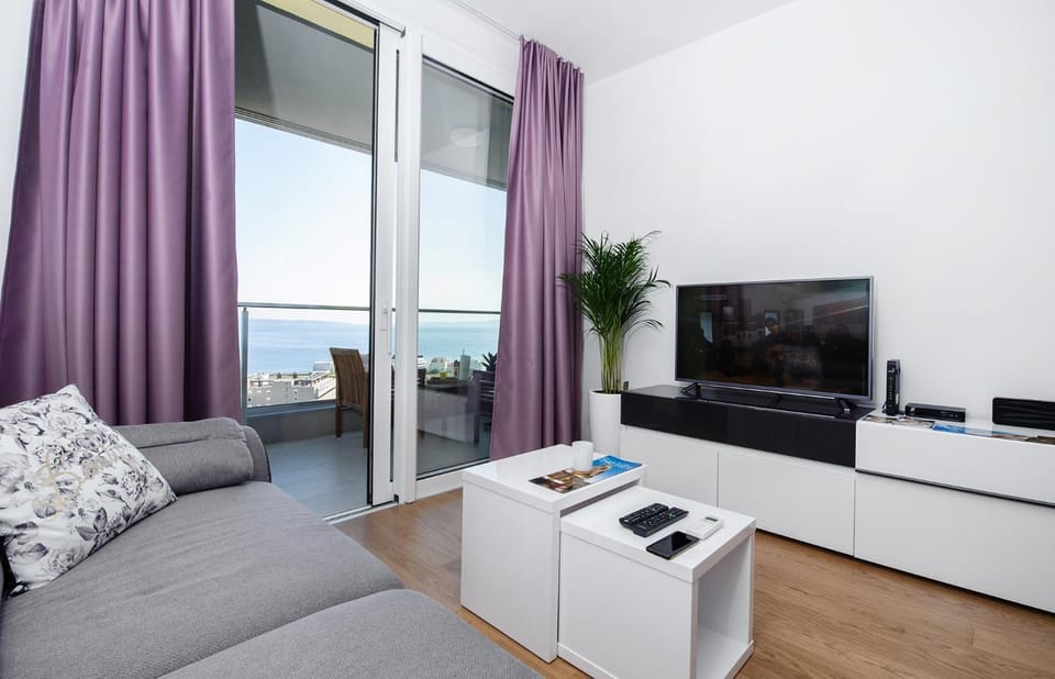 Communal lounge/ TV room, Sea view