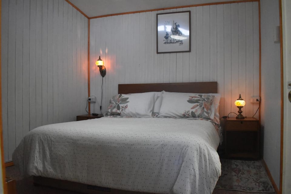 Photo of the whole room, Bedroom, Street view