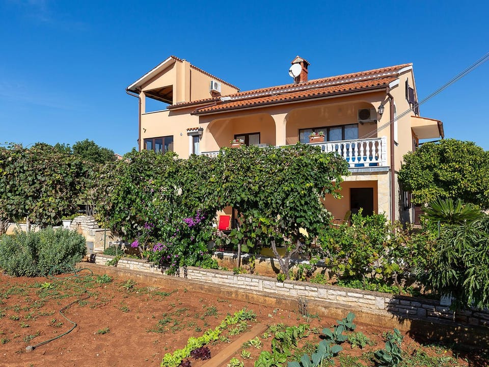 Facade/entrance, BBQ facilities, Seating area, Garden view, Quiet street view