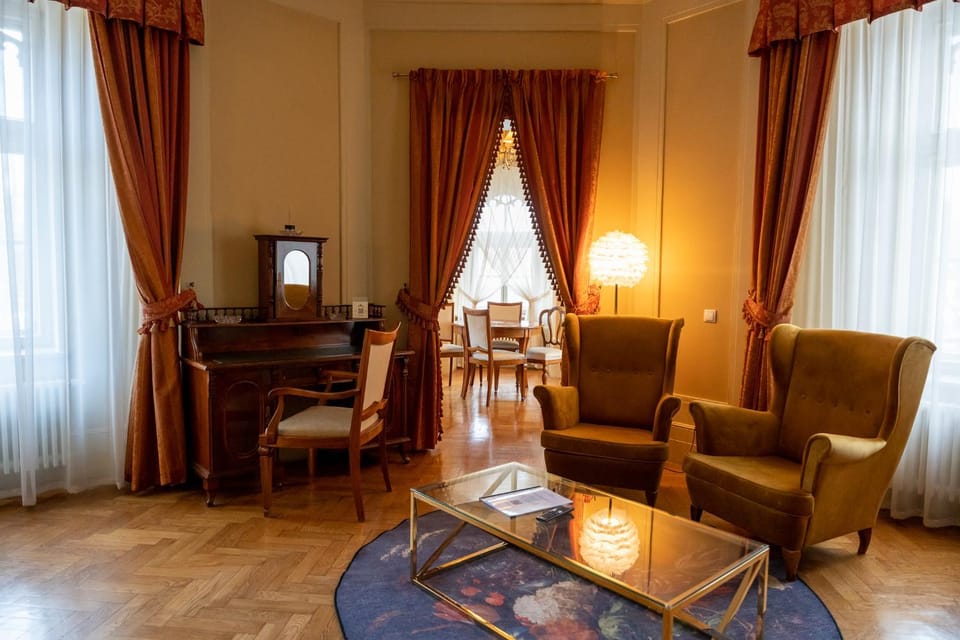TV and multimedia, Living room, Photo of the whole room, Seating area, Dining area, hair dresser
