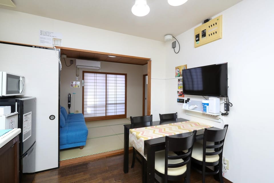 TV and multimedia, Living room, Seating area, Dining area, internet, oven, kitchen