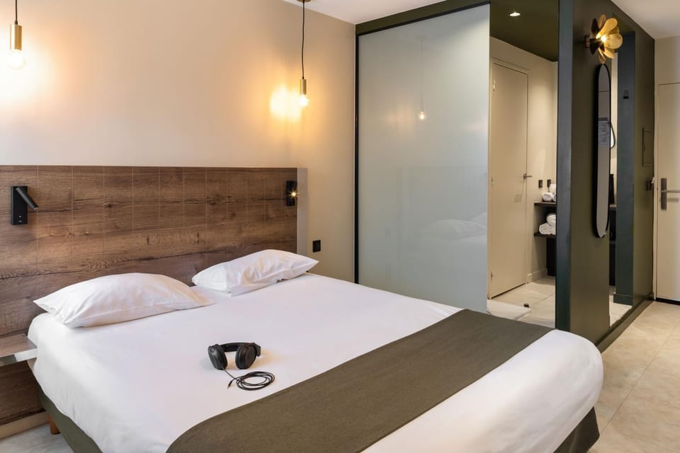 Shower, Bed, Photo of the whole room, Bedroom, towels