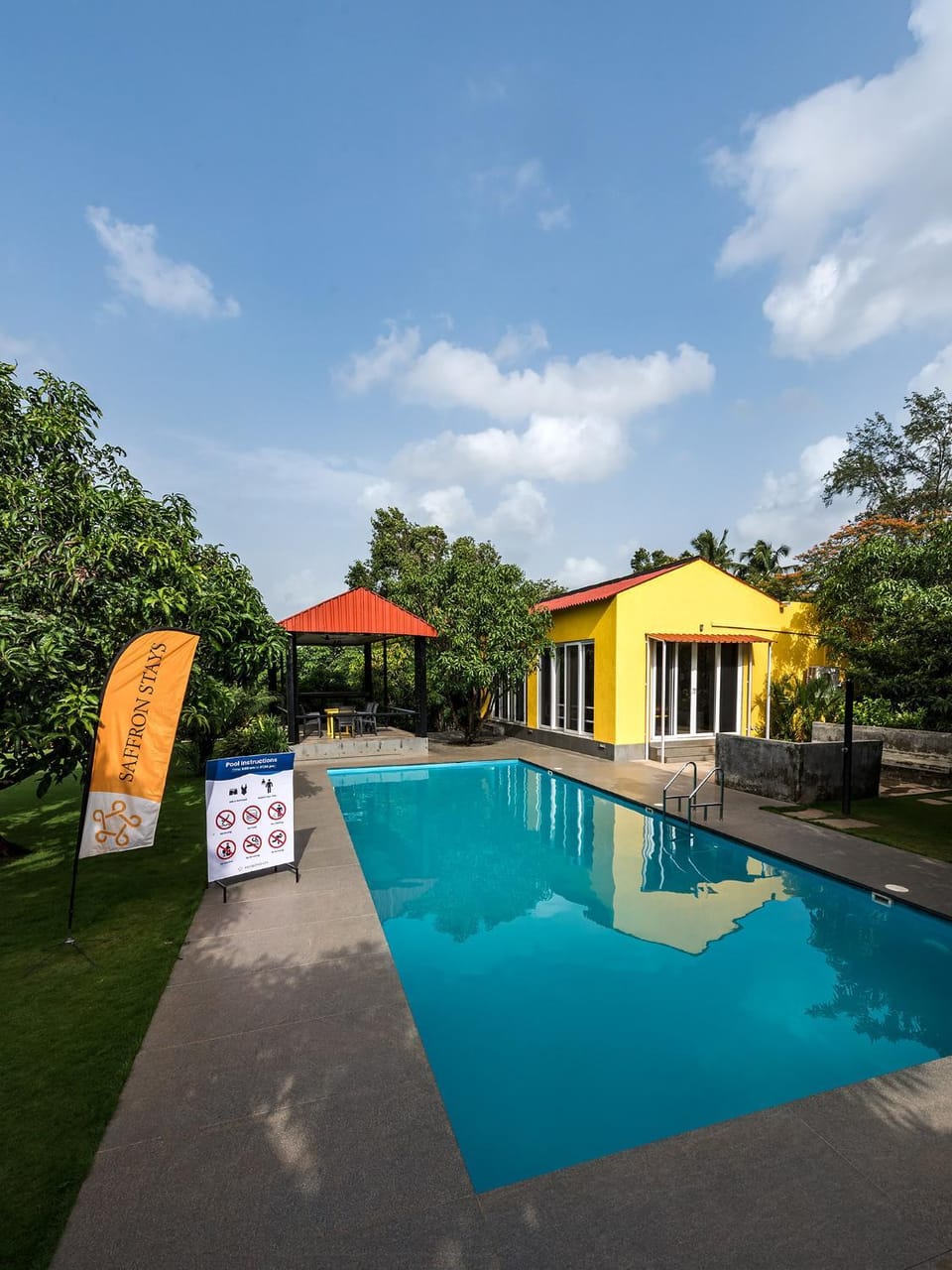 Property building, Day, Pool view, Swimming pool, sunbed