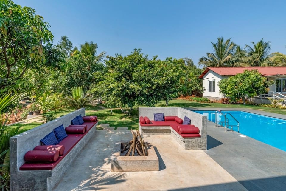 Property building, Patio, Spring, Day, Natural landscape, BBQ facilities, Garden, Seating area, Garden view, Pool view, Swimming pool, fireplace, fireplace, sunbed