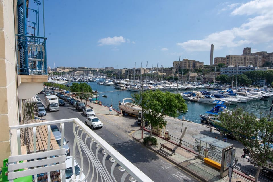 Neighbourhood, Balcony/Terrace, City view, Street view